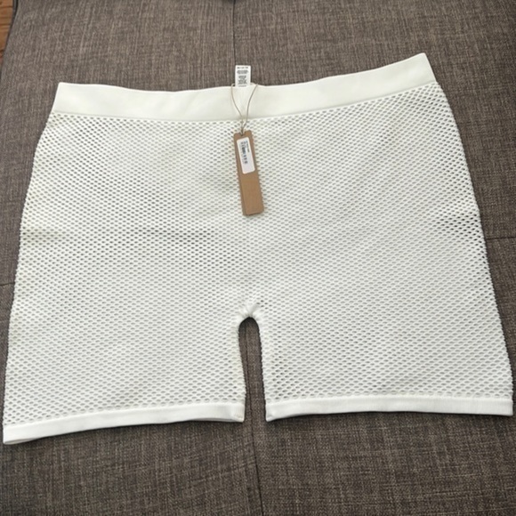 Skims Perforated Seamless Shorts - Picture 3 of 4